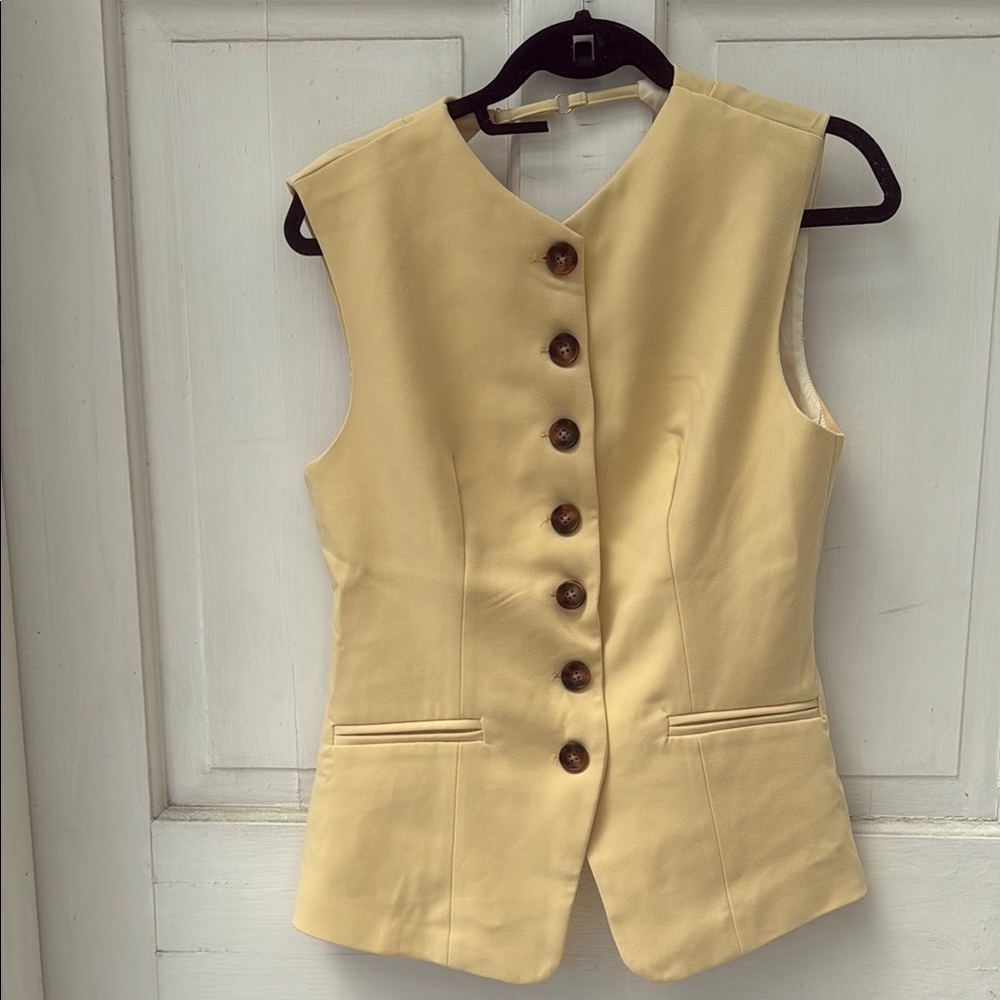 Elegant Cream Sleeveless Jacket